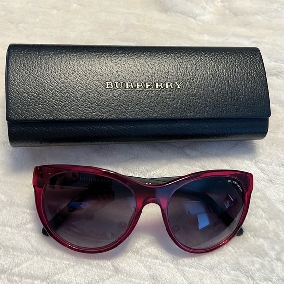Burberry Sunglasses with Original Case - Picture 1 of 7